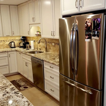 Two-tone Family Kitchen