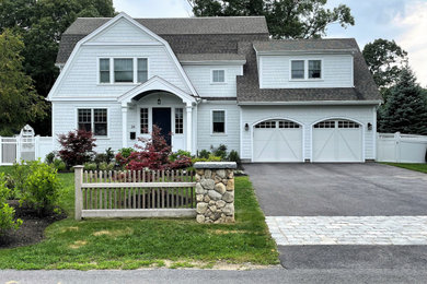 Diseño de fachada de casa blanca y gris clásica grande de dos plantas con revestimiento de madera, tejado a doble faldón, tejado de teja de madera y teja