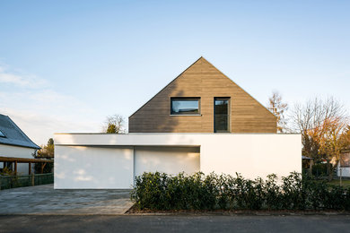 Mittelgroßes, Zweistöckiges Modernes Einfamilienhaus mit weißer Fassadenfarbe, Satteldach, Putzfassade und Ziegeldach in Leipzig