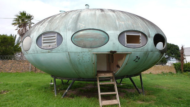 Back to the Futuro: Tour a Lovingly Restored 'Spaceship' from the 1960s