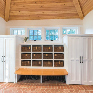 Idee per un grande ingresso con anticamera classico con pareti bianche, pavimento in mattoni, una porta singola, una porta viola e pavimento rosso