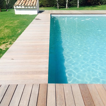 Création d'une plage de piscine en bois exotique.