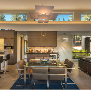 サクラメントの中サイズのモダンスタイルのLDKの画像 (セラミックタイルの床)