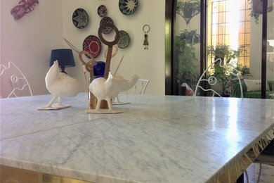 Aménagement d'une grande salle à manger ouverte sur le salon rétro avec un sol en carrelage de porcelaine, un mur beige et un sol multicolore.