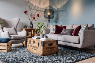 Fernseherloses, Offenes, Mittelgroßes Modernes Wohnzimmer ohne Kamin mit grüner Wandfarbe und Kalkstein