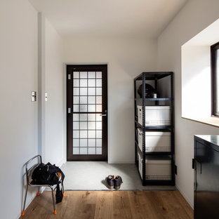 他の地域のインダストリアルスタイルのおしゃれな玄関の写真