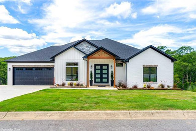 Inspiration for a country home design remodel in Little Rock