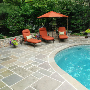 Inspiration för små klassiska njurformad baddammar på baksidan av huset, med en fontän och naturstensplattor