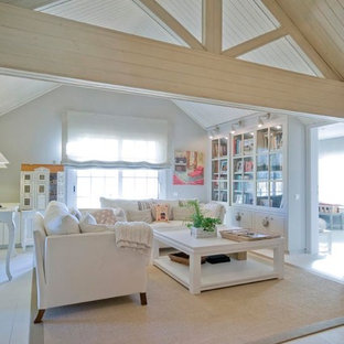 Imagen de salón para visitas abierto, mediterráneo, de tamaño medio, con paredes blancas y suelo de madera pintada