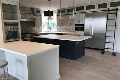 Example of a kitchen design in Los Angeles