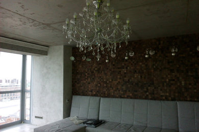 Идея дизайна: открытая гостиная комната среднего размера в современном стиле с серыми стенами, полом из керамогранита, телевизором на стене и серым полом