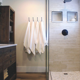 Mittelgroßes Landhausstil Badezimmer En Suite mit verzierten Schränken, Schränken im Used-Look, offener Dusche, Toilette mit Aufsatzspülkasten, farbigen Fliesen, Marmorfliesen, beiger Wandfarbe, Keramikboden, Unterbauwaschbecken, Quarzwerkstein-Waschtisch, braunem Boden, offener Dusche, grauer Waschtischplatte, Doppelwaschbecken, eingebautem Waschtisch und freigelegten Dachbalken