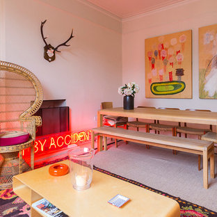 Идея дизайна: гостиная-столовая в стиле фьюжн с белыми стенами и стандартным камином