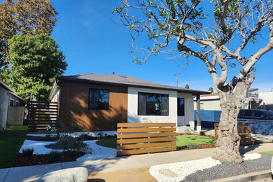 Inspiration for a modern exterior home remodel in Los Angeles