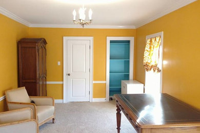 Home office - traditional home office idea in Chicago