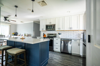 Kitchen - country kitchen idea in New York