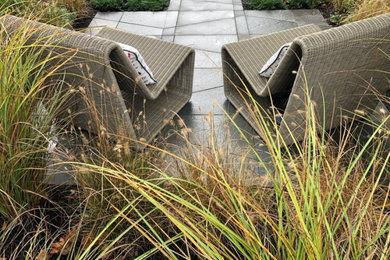 Esempio di un privacy in giardino design esposto a mezz'ombra di medie dimensioni e dietro casa in estate con pavimentazioni in pietra naturale
