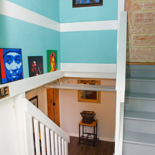 Inredning av en eklektisk liten ingång och ytterdörr, med en enkeldörr, en grön dörr, blå väggar, ljust trägolv och grått golv