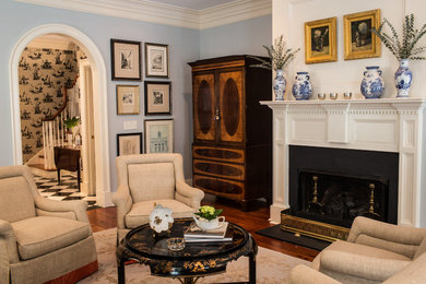 Example of a classic living room design in Charleston