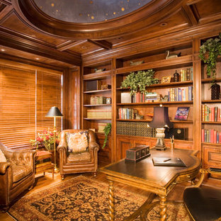 Exempel på ett mellanstort medelhavsstil arbetsrum, med mörkt trägolv och ett fristående skrivbord