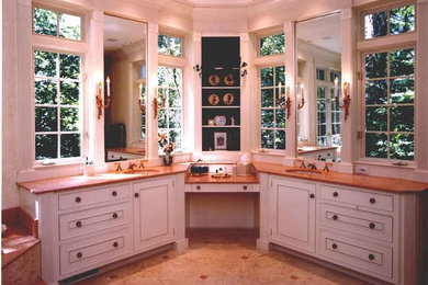 Diseño de cuarto de baño tradicional con armarios con rebordes decorativos, puertas de armario blancas, baldosas y/o azulejos de piedra y suelo de piedra caliza