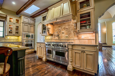 Kitchen - kitchen idea in Los Angeles
