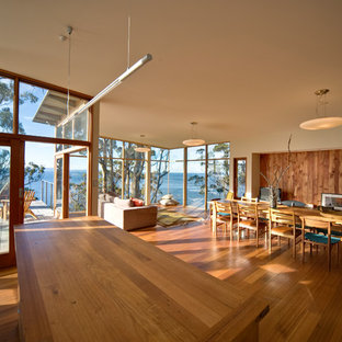 ホバートの中サイズのビーチスタイルのLDKの画像 (白い壁、無垢フローリング)