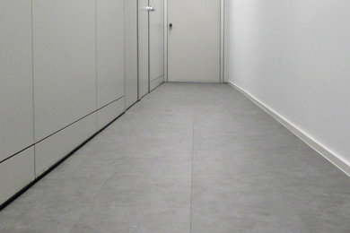 Esempio di un ufficio contemporaneo di medie dimensioni con pareti bianche, pavimento in vinile e pavimento grigio