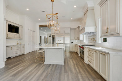 Kitchen - traditional kitchen idea in New Orleans