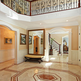 ニューヨークの大きいトラディショナルスタイルのおしゃれな玄関ロビー (ベージュの壁、リノリウムの床) の写真