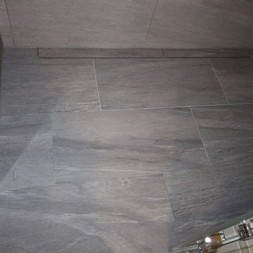 Dusche mit Ablaufrinne