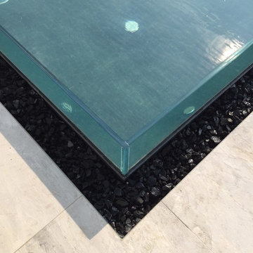 Piscina residenziale esterna con parete in vetro