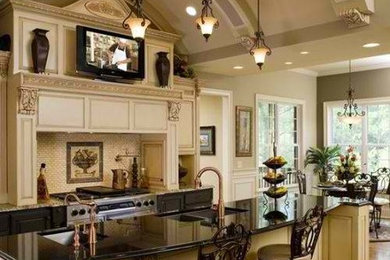 Kitchen - traditional kitchen idea in Chicago