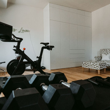 schlichter Stauraum in monochromem Grau