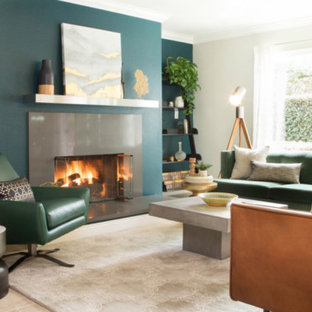 Foto di un piccolo soggiorno design chiuso con pareti verdi, pavimento in travertino, nessuna TV, pavimento marrone e camino classico