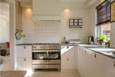 Minimalist kitchen photo in New York