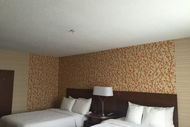 プロビデンスにある中くらいなトラディショナルスタイルのおしゃれな客用寝室 (マルチカラーの壁)