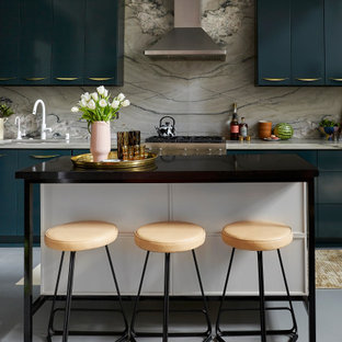 Пример оригинального дизайна интерьера: маленькая угловая кухня в современном стиле с обеденным столом, врезной раковиной, плоскими фасадами, синими фасадами, столешницей из кварцита, серым фартуком, фартуком из каменной плиты, техникой из нержавеющей стали, бетонным полом, островом, серым полом и серой столешницей