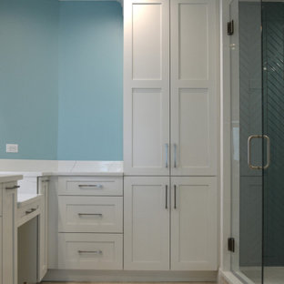 Imagen de cuarto de baño principal y casetón, tradicional renovado, grande, con armarios estilo shaker, puertas de armario blancas, ducha esquinera, sanitario de dos piezas, baldosas y/o azulejos verdes, baldosas y/o azulejos de vidrio, paredes azules, suelo de mármol, lavabo bajoencimera, encimera de cuarzo compacto, suelo beige, ducha con puerta con bisagras y encimeras blancas
