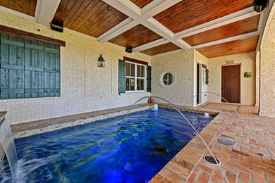 Imagen de piscinas y jacuzzis alargados costeros de tamaño medio rectangulares en patio con adoquines de ladrillo