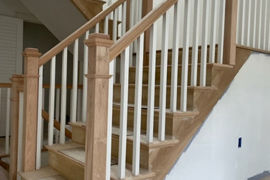 Ejemplo de escalera recta costera de tamaño medio con escalones de madera, contrahuellas de madera y barandilla de madera