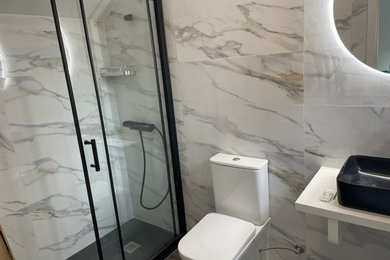 Foto de cuarto de baño flotante moderno de tamaño medio