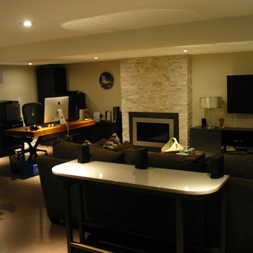 Great room/Recreation room/Bathroom