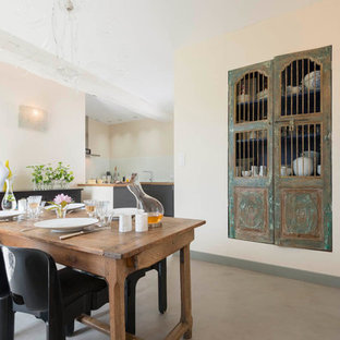 ナントの広いエクレクティックスタイルのLDKの画像 (ベージュの壁、暖炉なし)