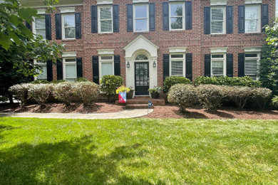 This is an example of a mid-sized traditional front yard landscaping in Charlotte.