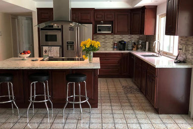 Example of a kitchen design in Los Angeles