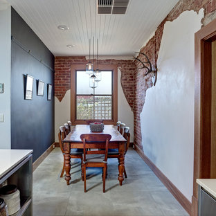 アデレードのコンテンポラリースタイルのLDKの画像 (マルチカラーの壁)