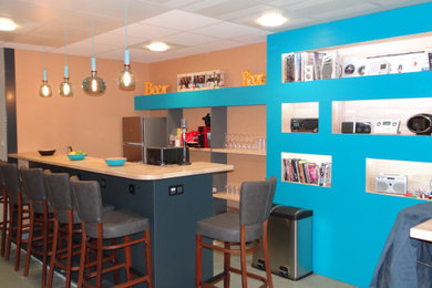 Foto de despacho moderno con biblioteca y escritorio independiente