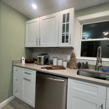 Hudson / MA - White Kitchen