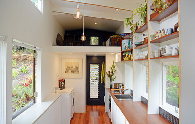 Tiny Houzz: A Retractable Bed and Double-Duty Furniture Make It Work